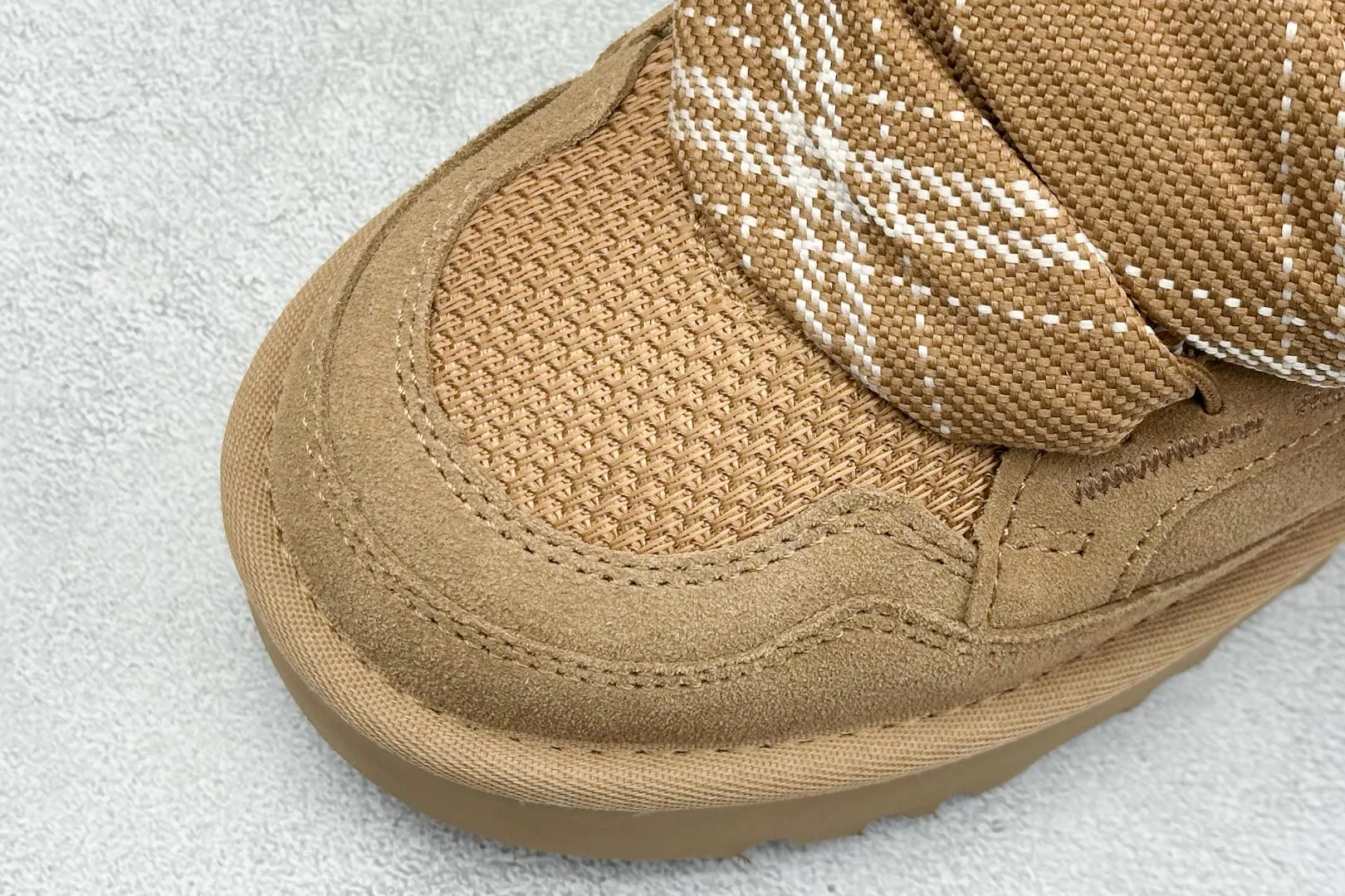 🐲💰 560 Support store UGG sheepskin all-in-one snow boots Mel style upper design, recycled ballistic canvas mesh, high-quality suede upper, two-color flat shoelaces. The inner material of the shoe is made of Longfeng sheep fur. Furry lining keeps warm and locks in heat. The sole material is a comfortable Treadlite by UGG EVA light wing outsole. Item number: 1144032 Size: 35-45